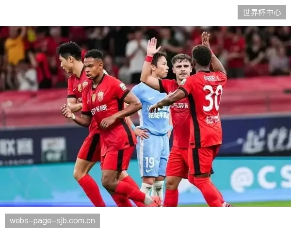 海港中场核心维塔尔展现价值，其精准直塞撕裂了成都蓉城的肋部防区。